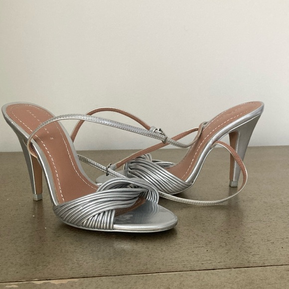 HEELS - Picture 1 of 2